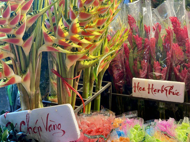 Nhiều mặt hàng hoa tươi được bày bán để phục vụ nhu cầu sắm lễ và cắm trang trí.
