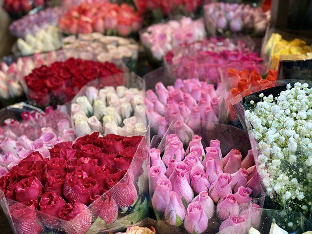 Vào dịp Tết Nguyên tiêu, trong mỗi mâm cúng của các gia đình không thể thiếu hoa tươi để dâng lên gia tiên.