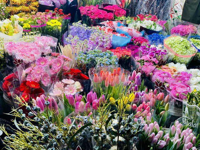 Các loại hoa truyền thống như thược dược, đồng tiền, cúc, hoa huệ, dơn,... là những mặt hàng đắt khách.