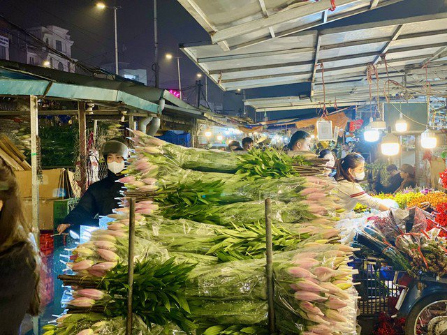 Chị Thu Hương (Ba Đình, Hà Nội) chia sẻ: "Vào những ngày tuần, rằm hay các ngày lễ, tết quan trọng trong năm, tôi thường đến chợ đầu mối hoa để mua hàng. Ở đây vừa có nhiều mặt hàng, chất lượng hoa tốt mà giá cả lại phải chăng. Tự tay chọn những bó hoa đẹp nhất để dâng lên ban thờ hoặc để cắm trang trí trong nhà tôi thấy rất thiết thực".