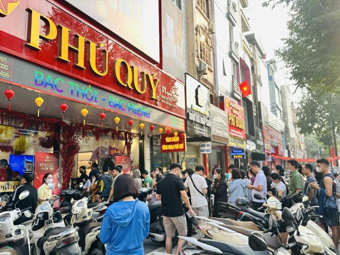 Người dân xếp hàng mua vàng tại cơ sở Phú Quý trên đường Quang Trung (Hà Đông, Hà Nội) chiều 1/3. Ảnh: Anh Minh