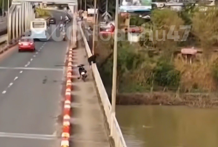 Nam thanh niên để xe máy trên cầu rồi nhảy xuống sông mất tích
