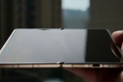 Honor Magic V6 lộ ảnh thực tế với màn hình không nếp gấp