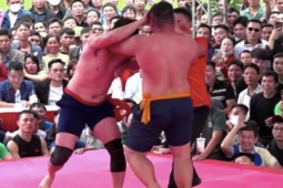 Đấu vật hội làng thành "boxing tay trần", đấm loạn xạ vào đầu đối thủ