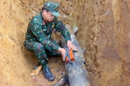 Quả bom 'khủng' còn nguyên kíp nổ nằm dưới móng nhà dân