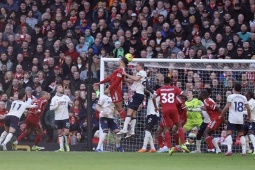 Liverpool "hóa rồng" với các quả đá phạt, tạo chuỗi ghi bàn kỷ lục lịch sử Ngoại hạng Anh