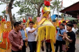 Vì sao nhiều người chi nửa triệu mua ngựa giấy đốt tại đền Quan Hoàng Mười (Hà Tĩnh)?