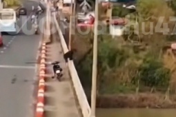 CLIP: Camera ghi lại cảnh nam thanh niên nhảy sông mất tích