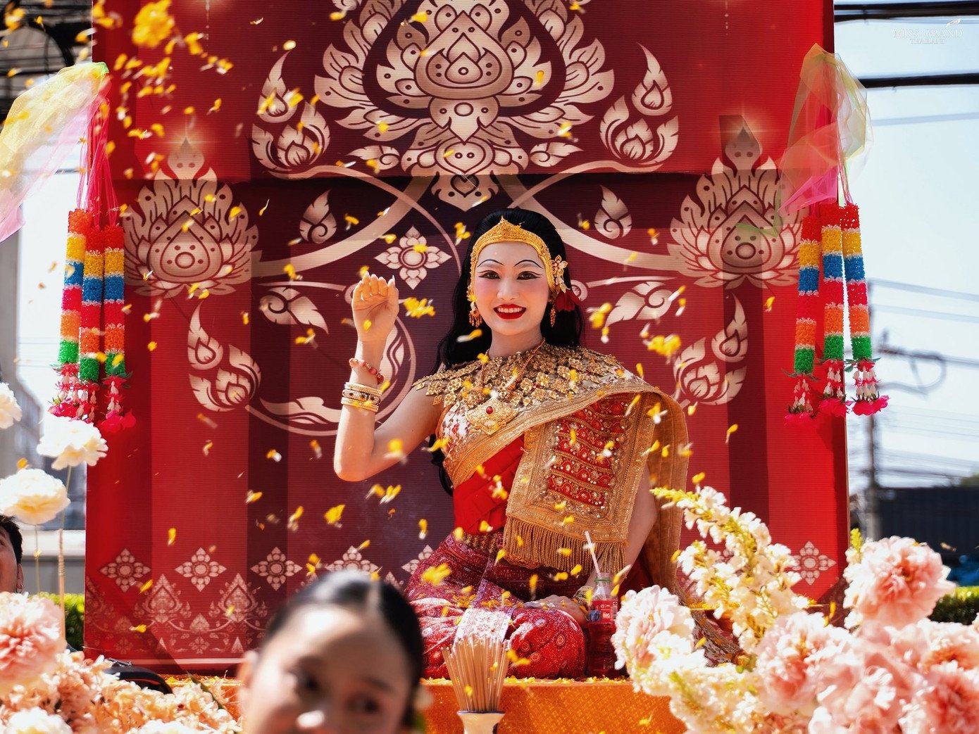 Thí sinh Hoa hậu Hòa bình Thái Lan làm đủ trò lố - 3