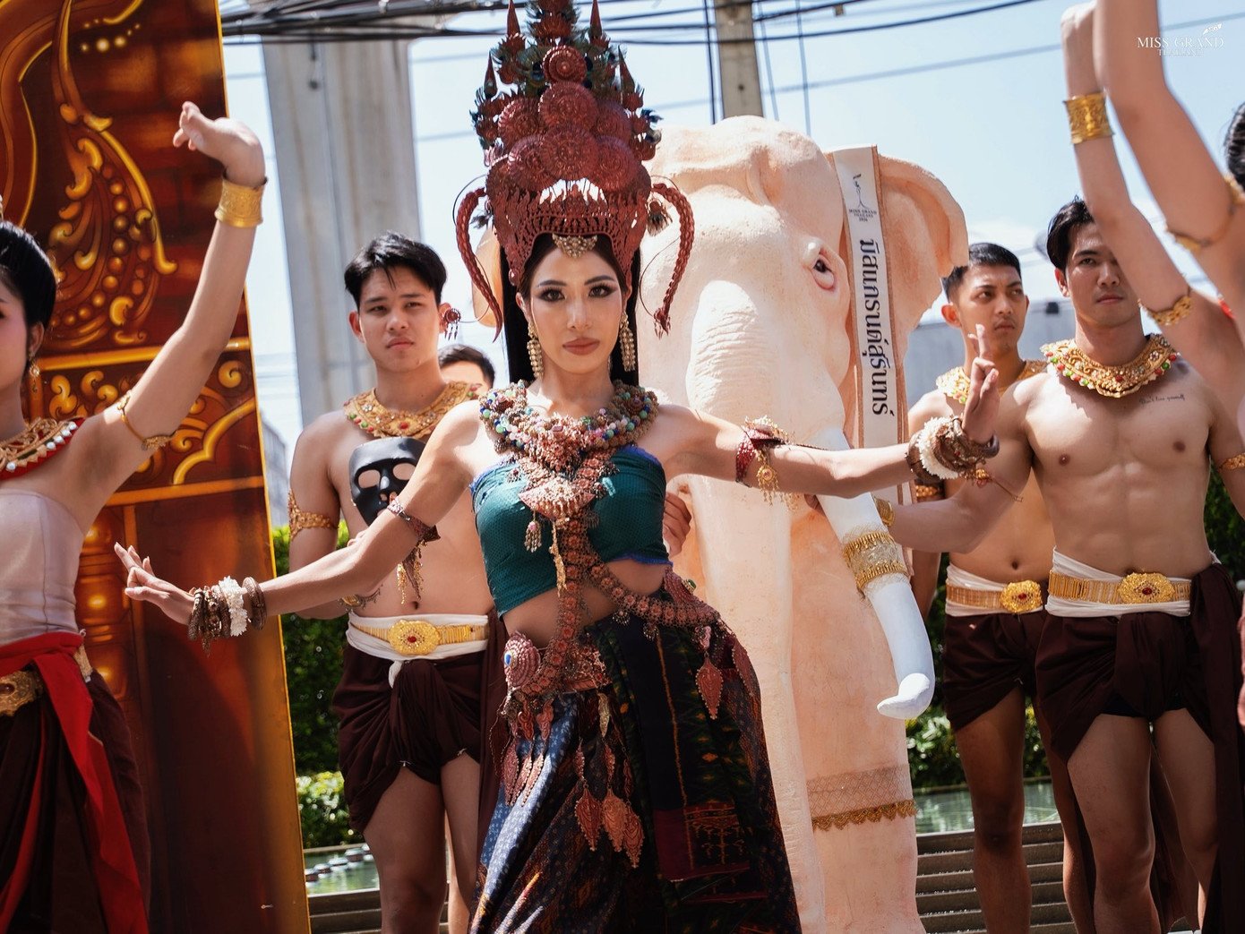 Thí sinh Hoa hậu Hòa bình Thái Lan làm đủ trò lố - 4