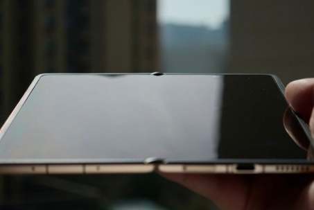 Honor Magic V6 lộ ảnh thực tế với màn hình không nếp gấp