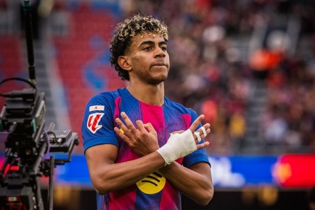 Yamal hạnh phúc trở lại sau cú hat trick, Flick mơ ngược dòng trước Atletico