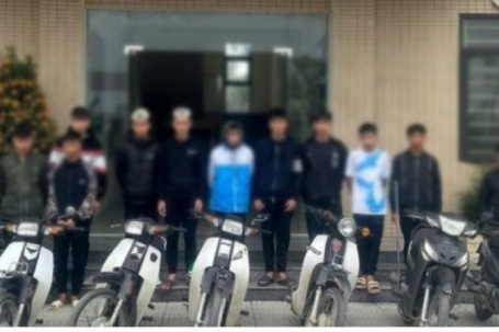 Xử lý 12 đối tượng mang hung khí đánh nhau trên đường tại Hà Nội