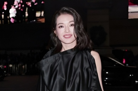 Thư Kỳ khiến fan hú hét khi xuất hiện như 'nữ tổng tài' ở Milan