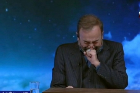 Biên tập viên truyền hình Iran bật khóc khi thông báo lãnh tụ tối cao  ' tử vì đạo ' 