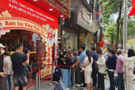 Giá vàng hôm nay mới nhất (1/3) tiếp đà tăng: Nhà vàng dừng bán, người mua vẫn xếp hàng xuyên trưa