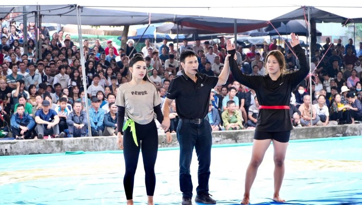 Vân Trang (bên trái) đấu vật với đối thủ mạnh ở làng Phùng Xá, Thạch Thất, Hà Nội