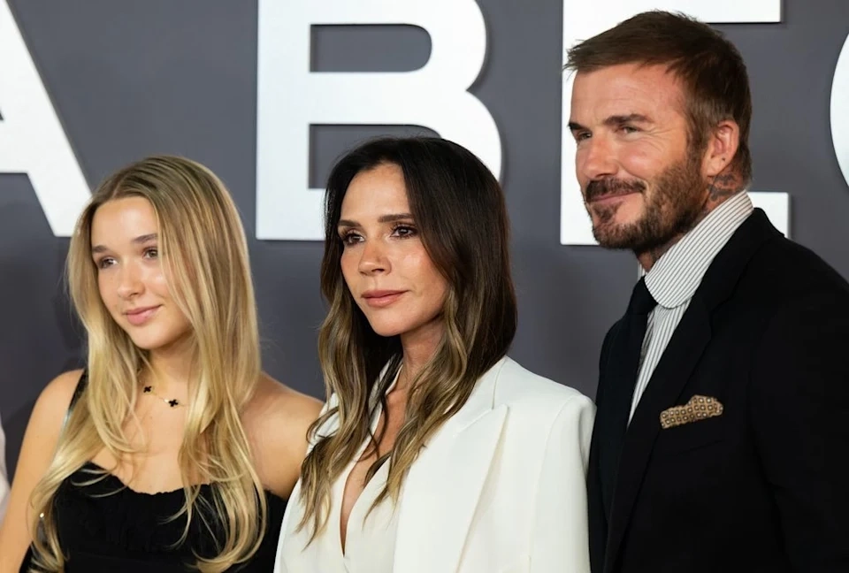 Harper Beckham cùng bố mẹ.