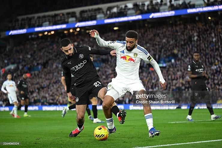 Man City (áo đen) gặp nhiều khó khăn trước chủ nhà Leeds