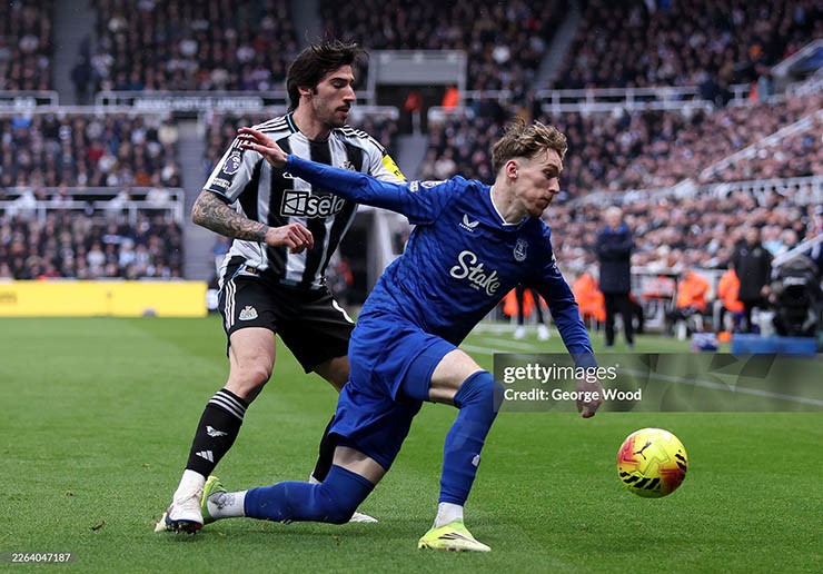 Newcastle (áo sọc đen trắng) thua đau trên sân nhà