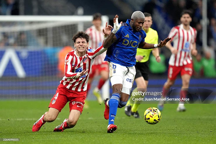 Atletico Madrid (áo đỏ trắng) vất vả giành chiến thắng