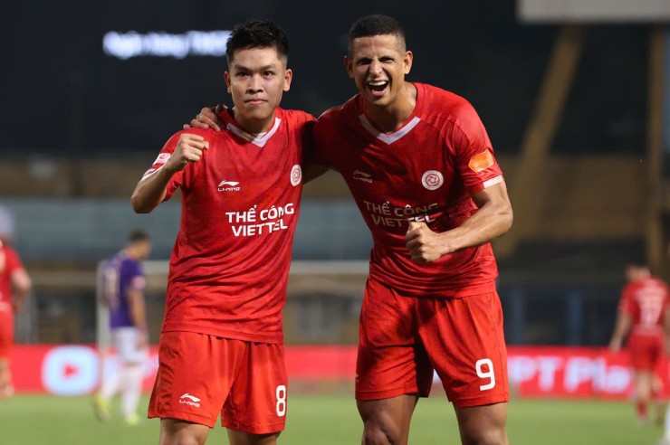 Hữu Thắng (ảnh trái) giúp Thể Công Viettel đánh bại Hà Nội