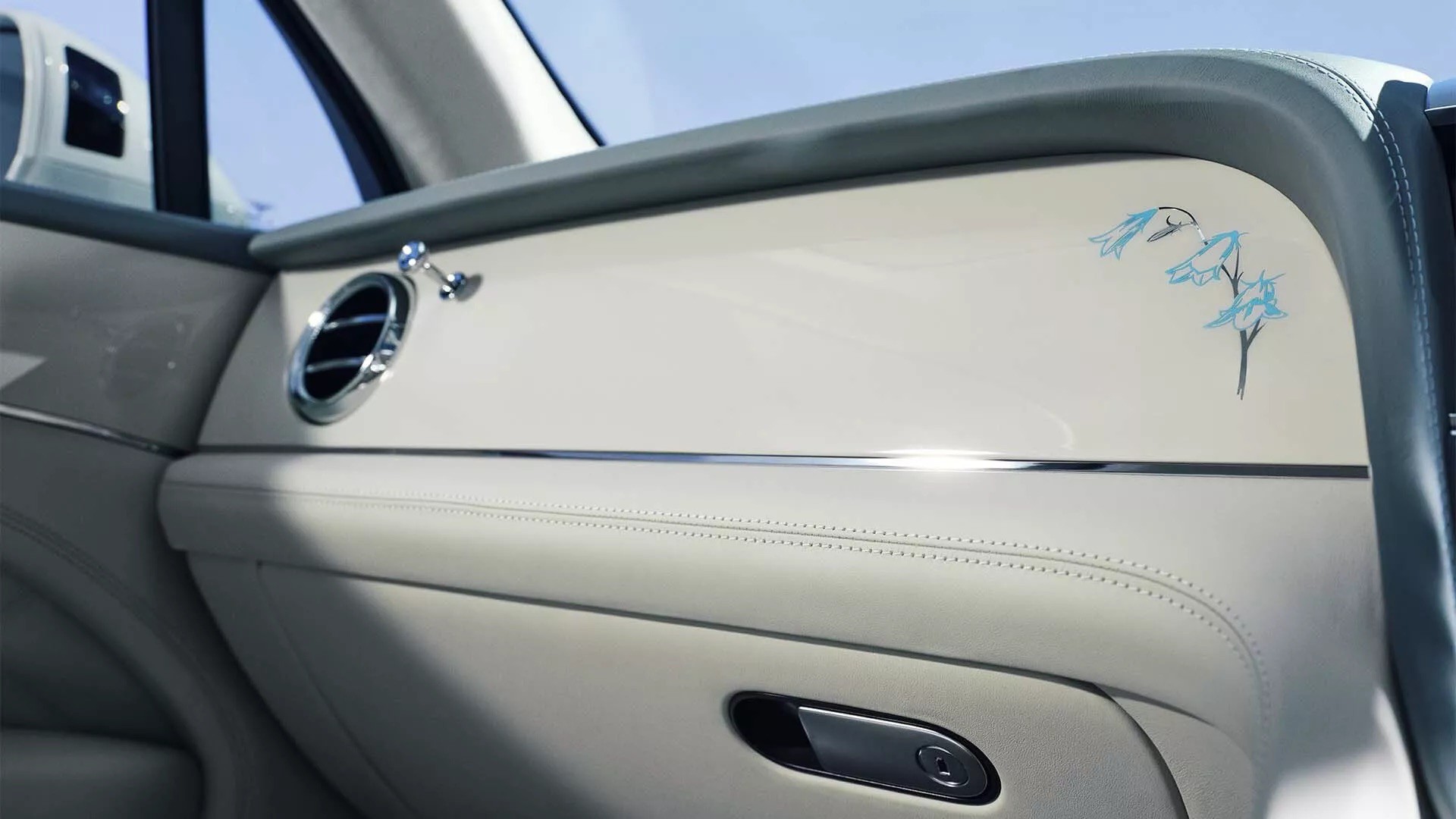 Mulliner còn gắn thêm tấm ốp bậc cửa bespoke có khắc chữ ‘Something Blue Collection'.