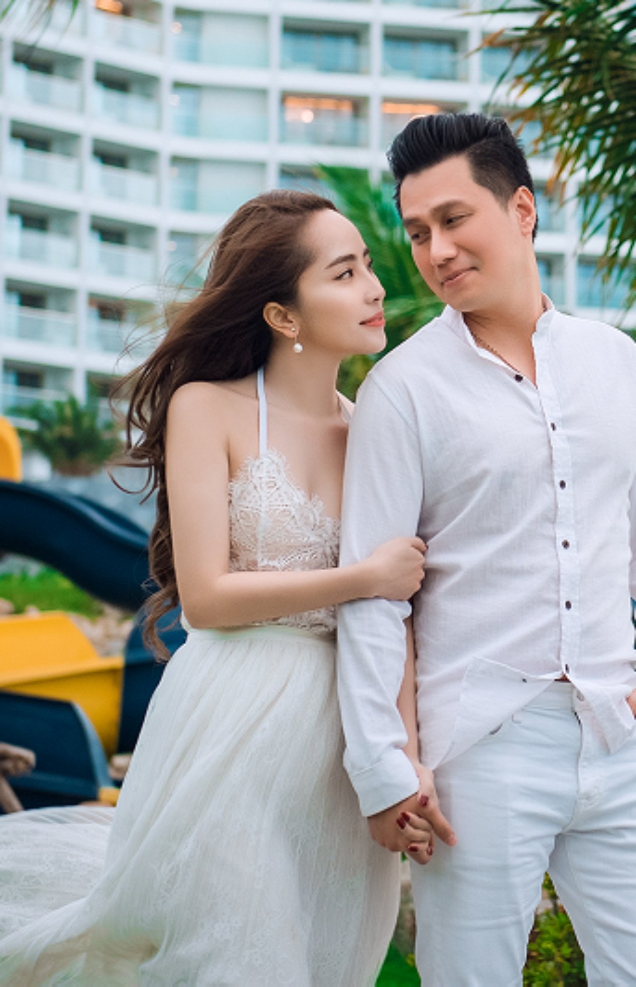 Cả 2 không ngại bày tỏ cử chỉ thân thiết nơi đông người.&nbsp;