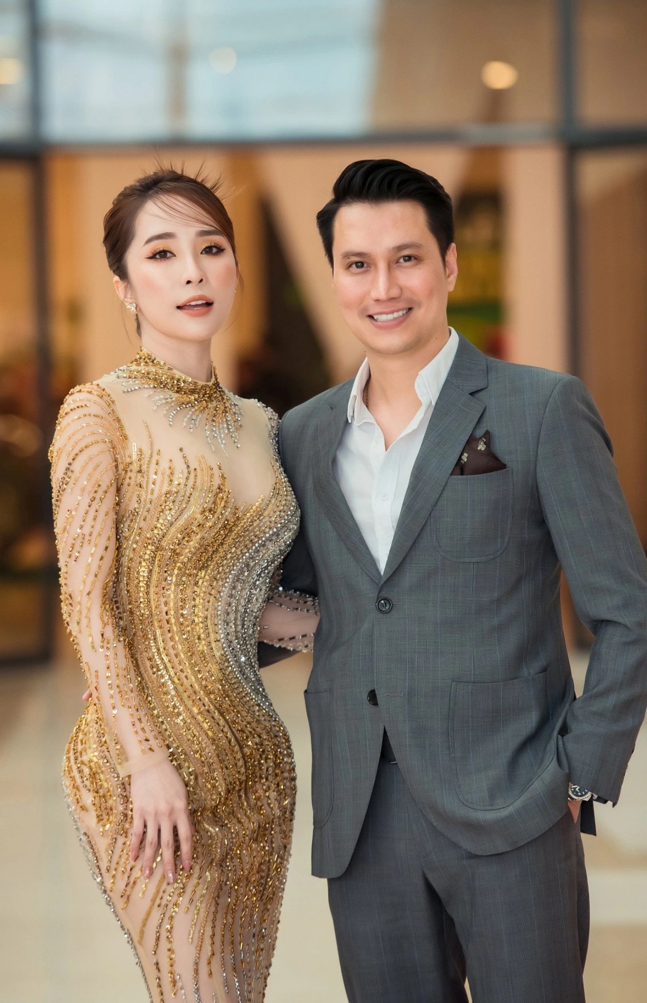 Cả 2 không ngại bày tỏ cử chỉ thân thiết nơi đông người.&nbsp;