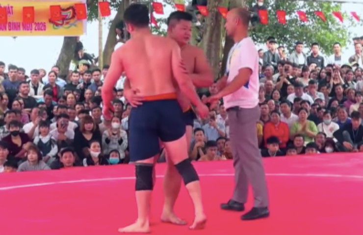 Thế Cử (đứng giữa) cuối cùng là người giành chiến thắng 