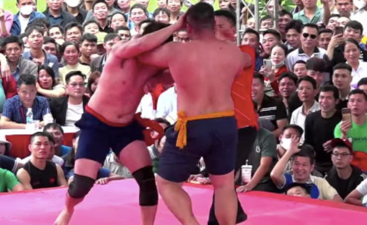 Hai đô vật có những pha tác động tay vào vùng mặt, vùng đầu của nhau 