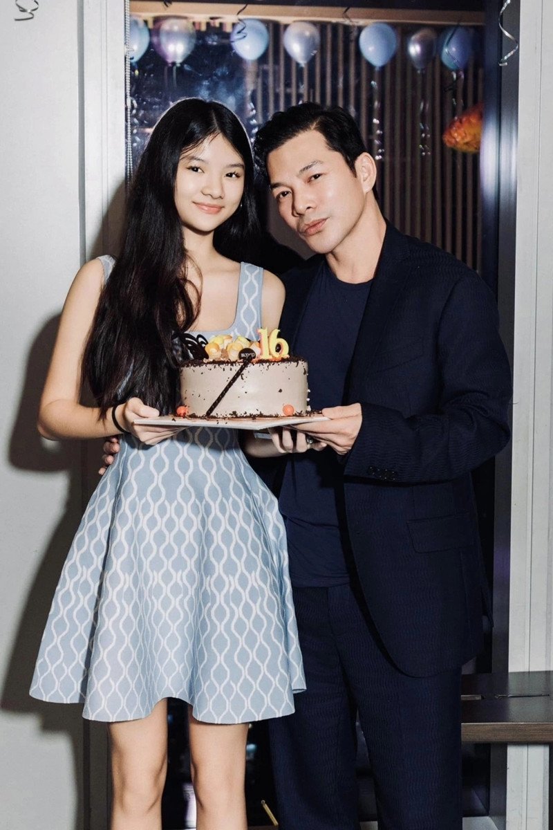 Devon Trần (Trần Bảo Tiên) bên Trần Bảo Sơn.