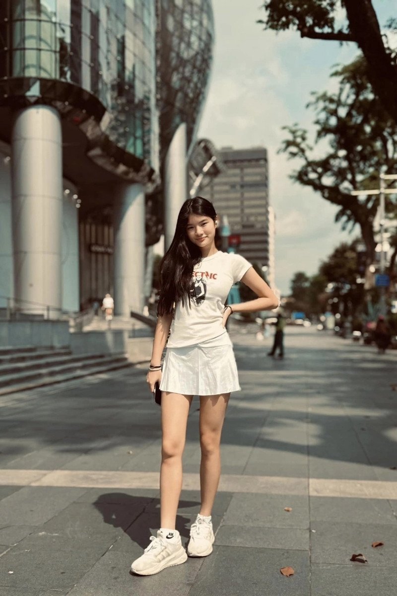 Devon Trần (Trần Bảo Tiên) bên Trần Bảo Sơn.