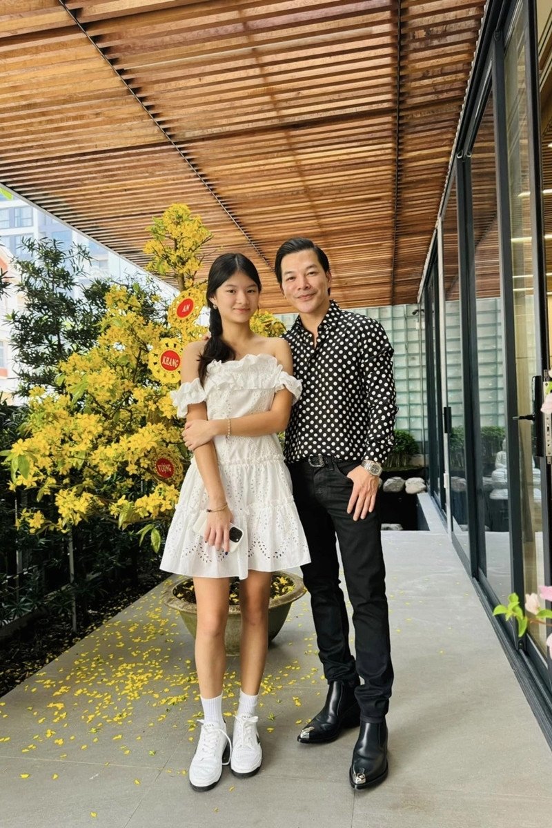 Devon Trần (Trần Bảo Tiên) bên Trần Bảo Sơn.