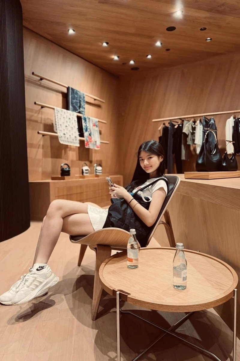 Devon Trần (Trần Bảo Tiên) bên Trần Bảo Sơn.