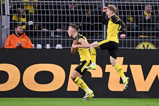 Dortmund bị ép nhưng Schlotterbeck đưa họ dẫn trước từ một quả đá phạt