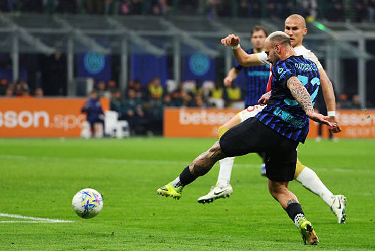 Dimarco bắt vô-lê cực kỳ chuẩn xác từ góc hẹp để Inter dẫn trước