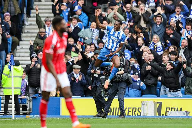 Welbeck giúp Brighton dẫn 2-1 ngay sau khi Gibbs-White gỡ hòa cho Nottingham Forest