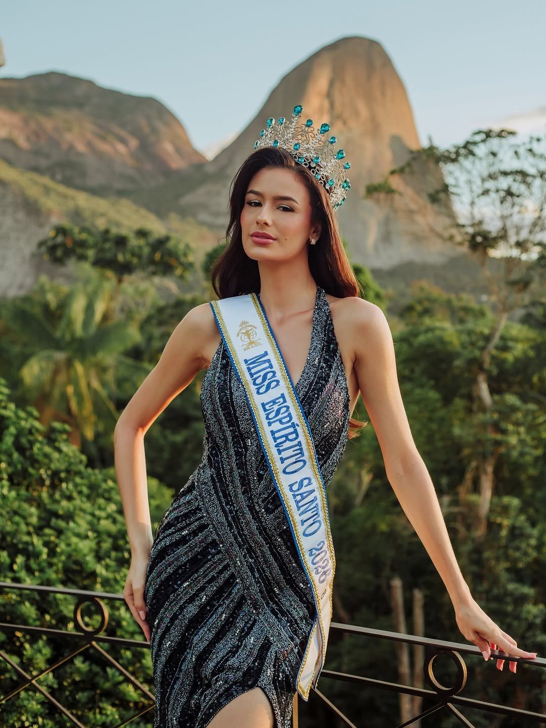 Cô gái 19 tuổi cao 1,85 m đăng quang hoa hậu - 7