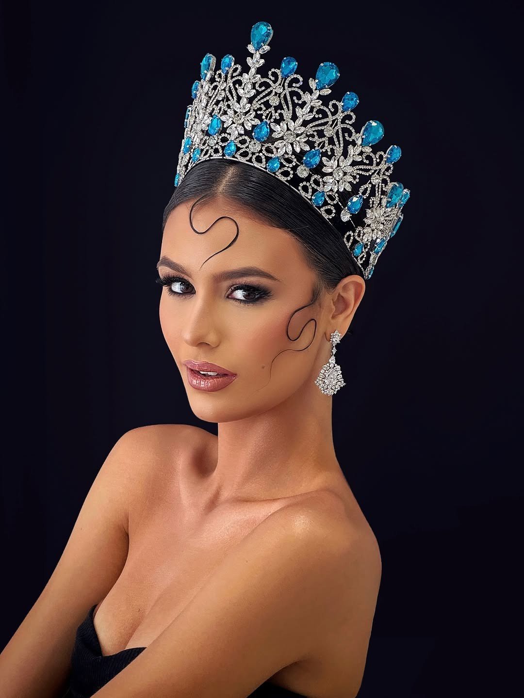 Cô gái 19 tuổi cao 1,85 m đăng quang hoa hậu - 22