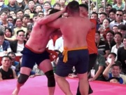 Đấu vật hội làng thành "boxing tay trần", đấm loạn xạ vào đầu đối thủ