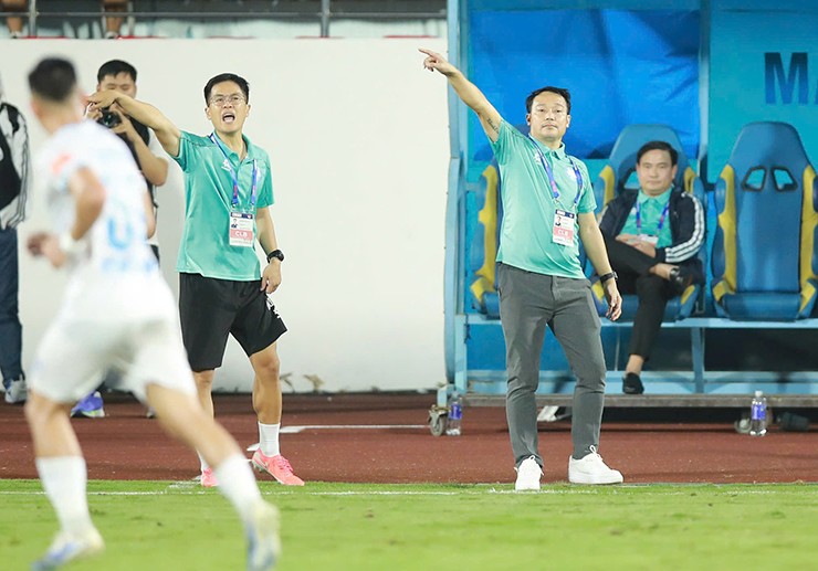 HLV Vũ Hồng Việt trở lại giúp Nam Định thắng trận ở V-League sau 7 tháng.