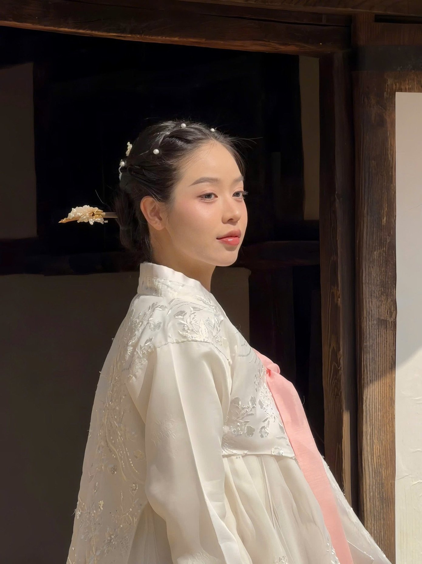 Hoa hậu Thanh Thủy được khen "như xé truyện bước ra" trong trang phục hanbok - 5