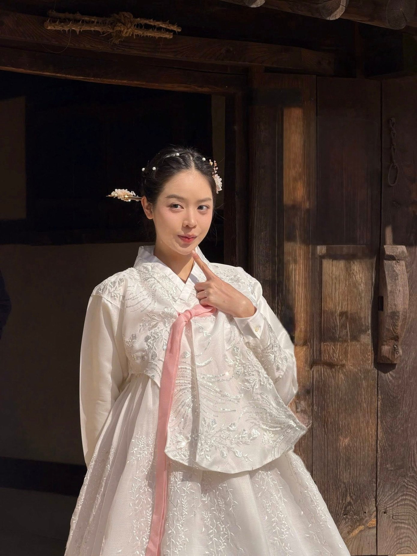 Hoa hậu Thanh Thủy được khen "như xé truyện bước ra" trong trang phục hanbok - 1