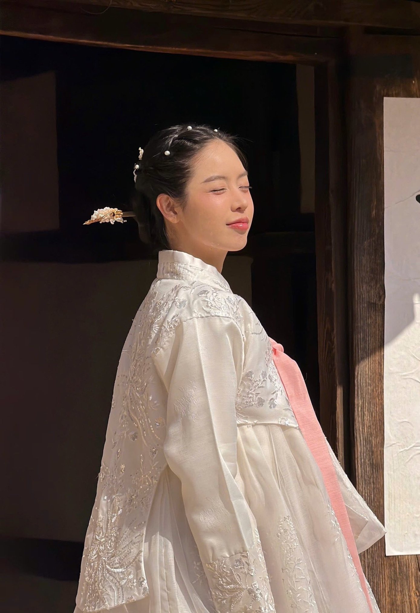 Hoa hậu Thanh Thủy được khen "như xé truyện bước ra" trong trang phục hanbok - 6