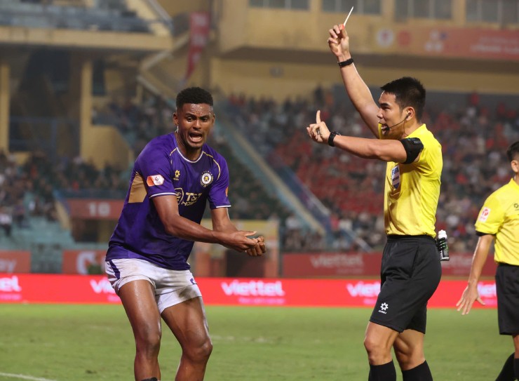 Trực tiếp bóng đá Thể Công Viettel - Hà Nội FC: Daniel Passira nhận thẻ đỏ (Hết giờ) - 4