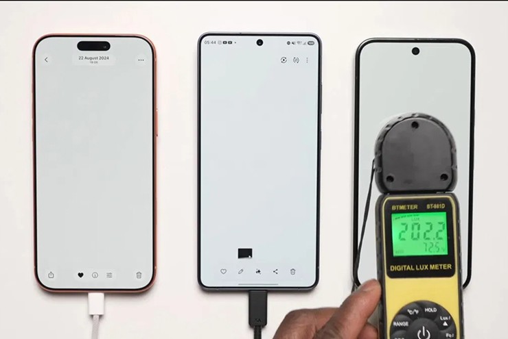 So pin ba “ông lớn”: Galaxy S26 Ultra hụt hơi trước iPhone 17 Pro Max