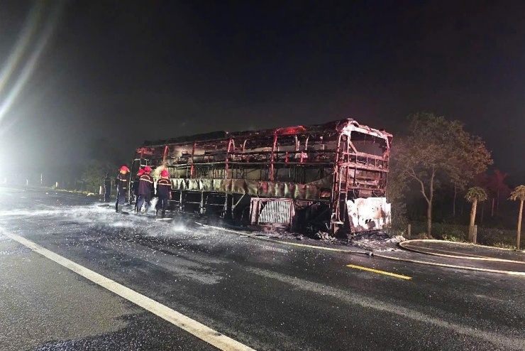 Xe giường nằm cháy trơ khung. Ảnh: TN