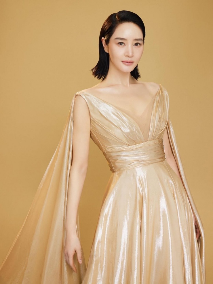 Ở tuổi 56, Kim Hye Soo vẫn đắt show quảng cáo, làm đại diện thương hiệu. Theo News 1, người đẹp không lập gia đình hay sinh con, để dành thời gian cho phim ảnh, hỗ trợ đàn em cải thiện diễn xuất và tận hưởng cuộc sống độc thân qua những chuyến vui chơi, gặp gỡ bạn bè. Ảnh: Hodu&amp;U Entertainment