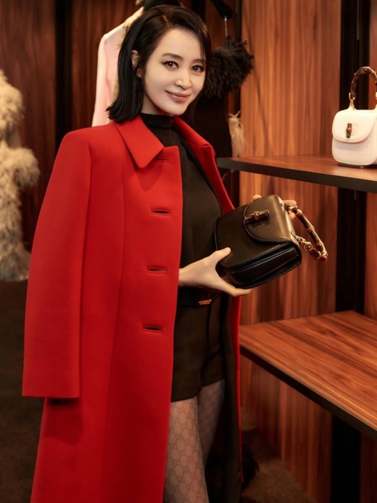 Minh tinh theo đuổi phong cách gợi cảm, sang trọng ở sự kiện tháng 9/2025. Theo Osen, Hye Soo là thần tượng, hình mẫu lý tưởng của nhiều sao hạng A Hàn Quốc như Song Hye Kyo, Son Ye Jin, Han Hyo Joo, Han Ji Min hay Chun Woo Hee. Ảnh: Hodu&amp;U Entertainment